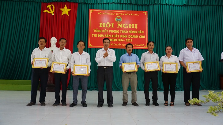 Ông nguyễn Trung Nghiệp, Phó chủ tịch UBND huyện Mỏ Cày Bắc trao giấy khen cho các tập thể cá nhân đạt thành tích.JPG